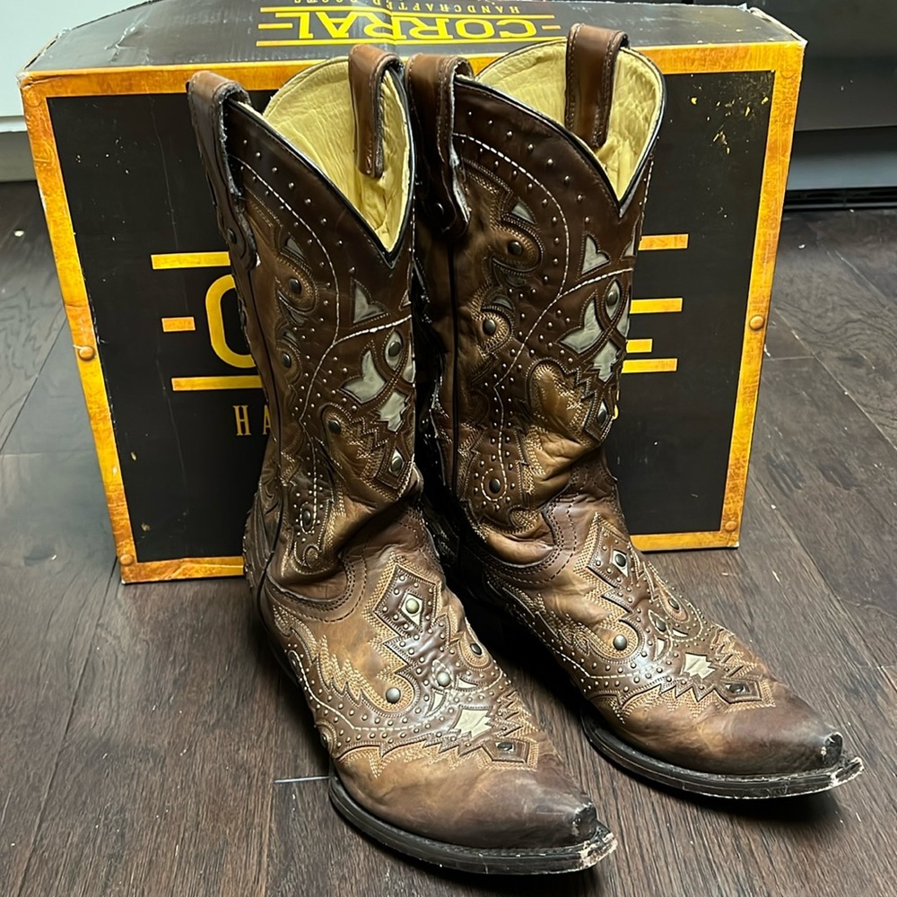 I have a pair of Men’s Corral Boots, C3846, in Honey.